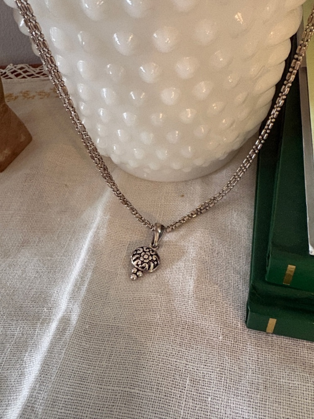 Filigree Pendant Necklace— great condition, a costume piece